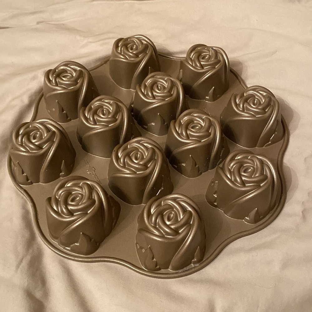 Nordic Ware Sweetheart Roses Baking Pan